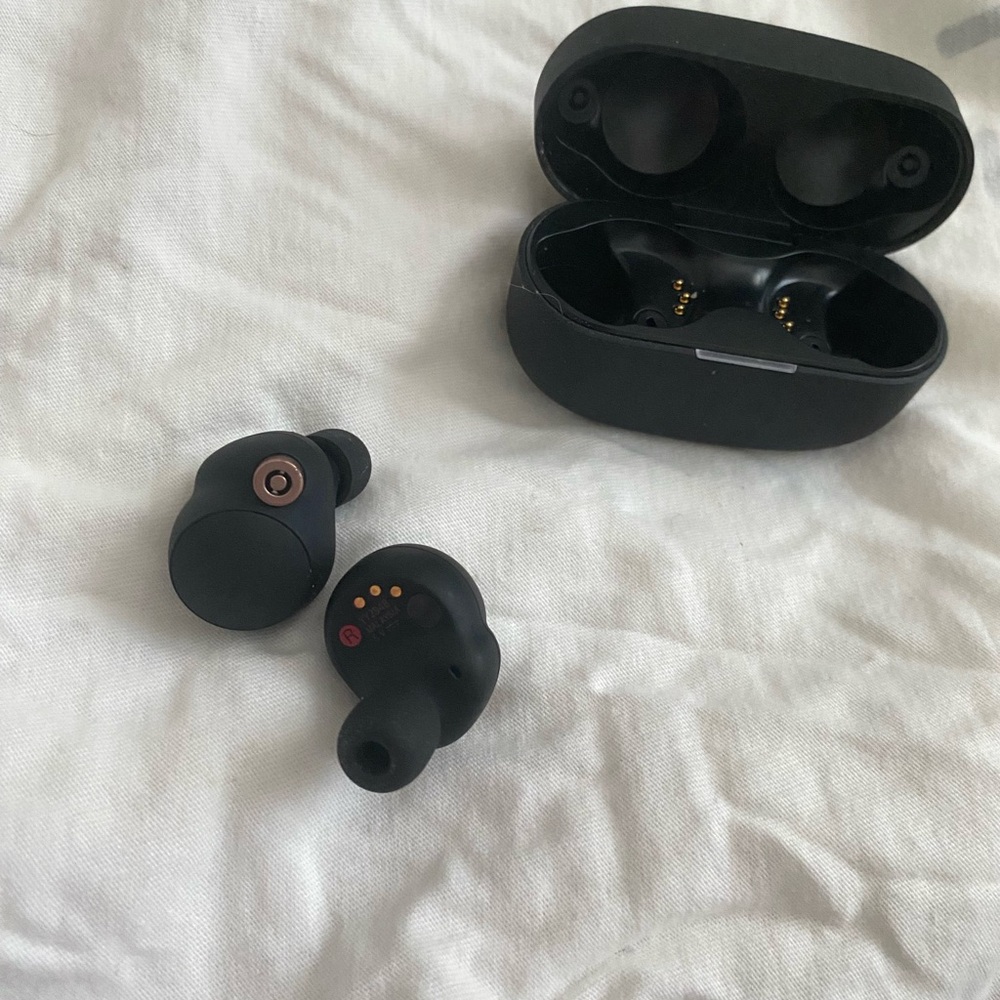 SONY wf1000xm4 wireless ear buds with case and charging cable - Picture 2 of 5
